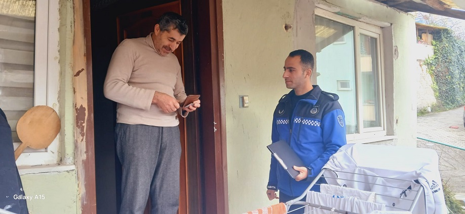 Büyükşehir zabıtası kayıp cüzdanı sahibine ulaştırdı (1)