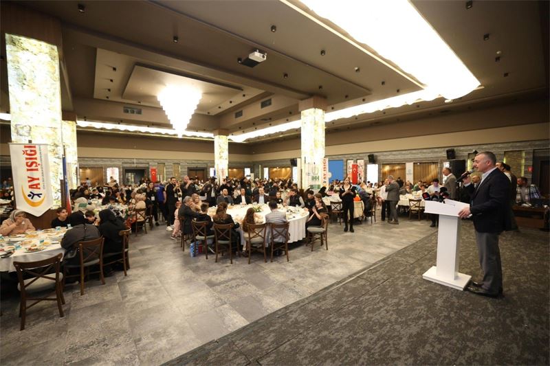 Şehrin_protokolü_anlamlı_iftarda_yetimler_bir_arada_(8)_800_600