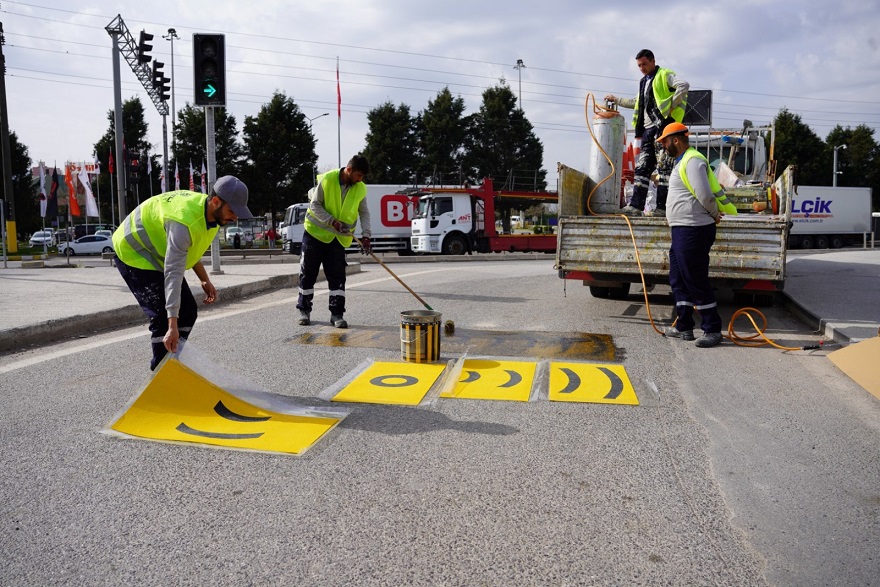 Yol ve yaya çizgileri yenileniyor (2)