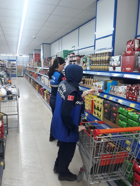 Büyükşehir zabıtasından market denetimlerine devam (1)