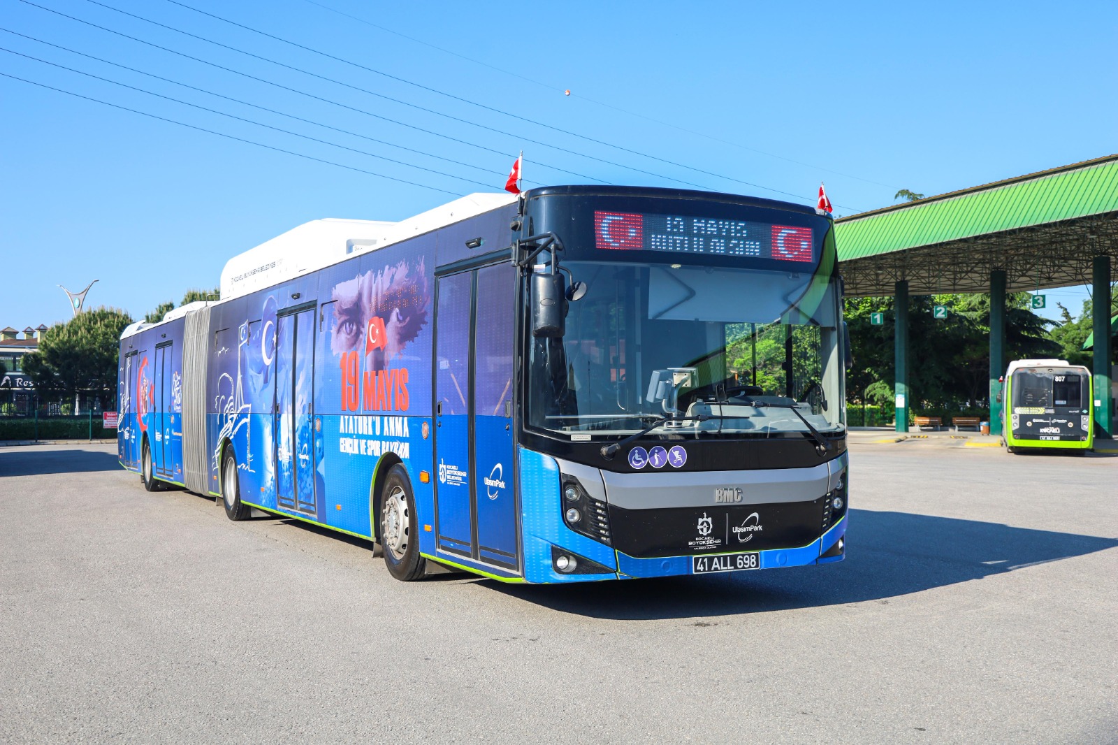 Otobüs ve tramvaylar 19 Mayıs'a özel giydirildi (5)-2