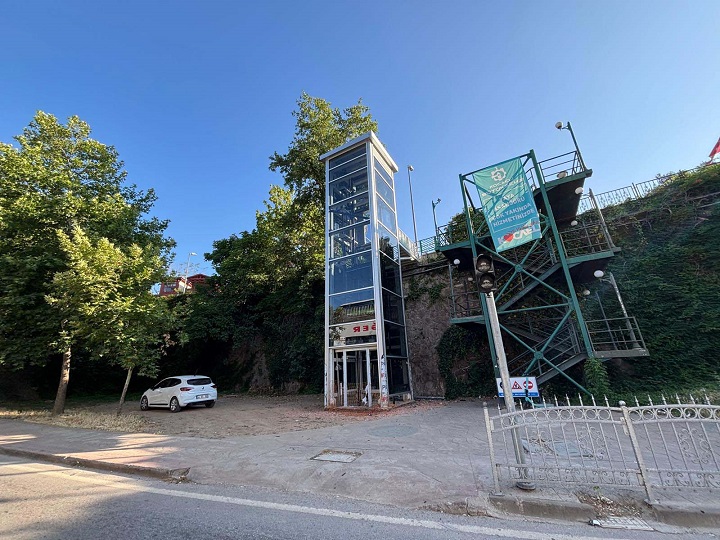 İzmit Tren Garı asansör kulesinde cam montajı tamam (3)