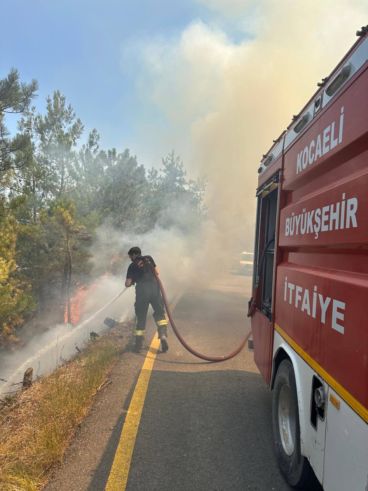 Komşudaki yangına çok sayıda araç ve ekiple müdahale (3)