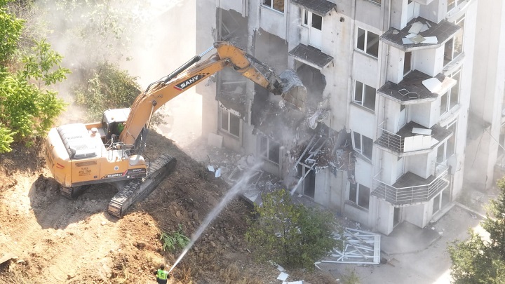 Çayırova'da boşaltılan alandaki riskli yapıların yıkımına başlandı2