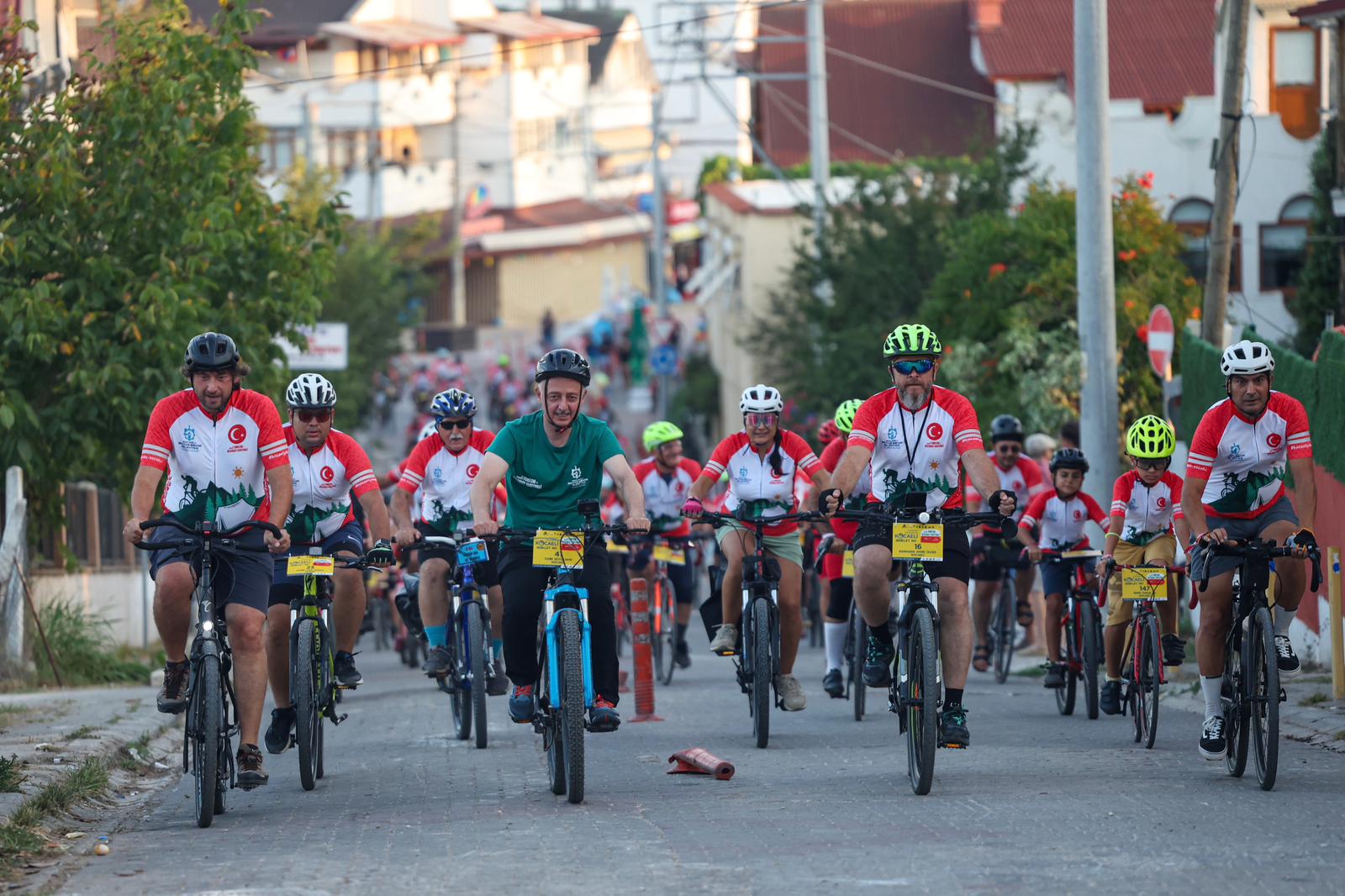Başkan Büyükakın, bisiklet tutkunları ile pedal çevirdi (4)