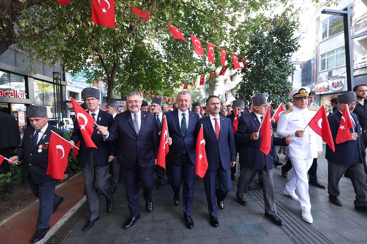 Başkan Büyükakın gazilerle omuz omuza yürüdü (7)