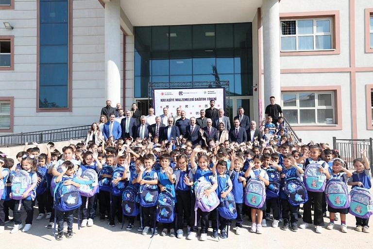 Başkan Ömeroğlu’ndan 1. Sınıf Öğrencilerine Çanta ve Kırtasiye Desteği (15)