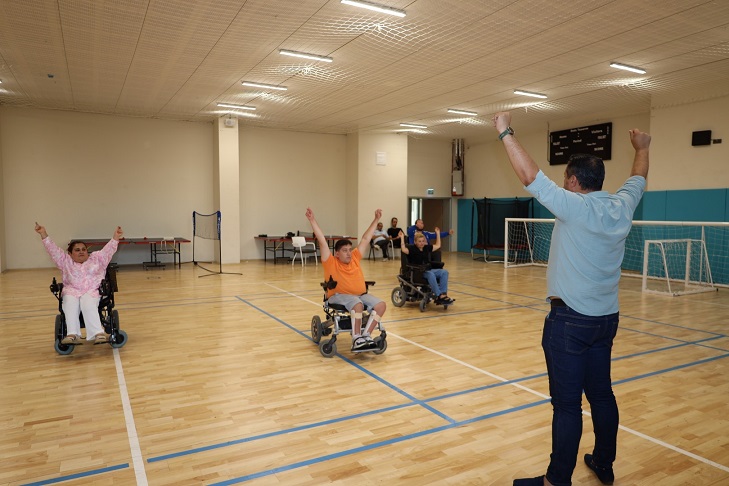 thumbnail_Tekerlekli sandalyeli zeybek ekibi sahneye çıkıyor (1)