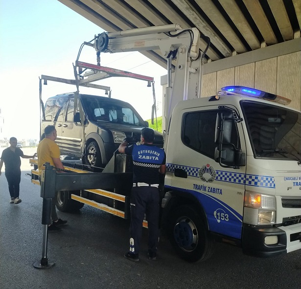 thumbnail_Zabıtadan yolda kalan aileye şefkat eli (1)