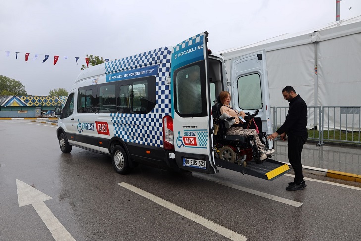 Engelsiz Taksi, Kitap Fuarı'nda da engelleri aşıyor (1) (1)