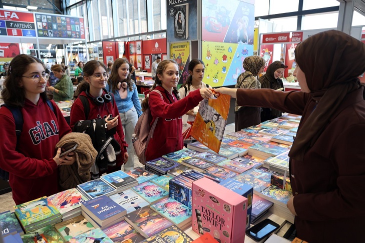 thumbnail_Öğrenciler, Kitap Fuarı'na koşuyor  (3)