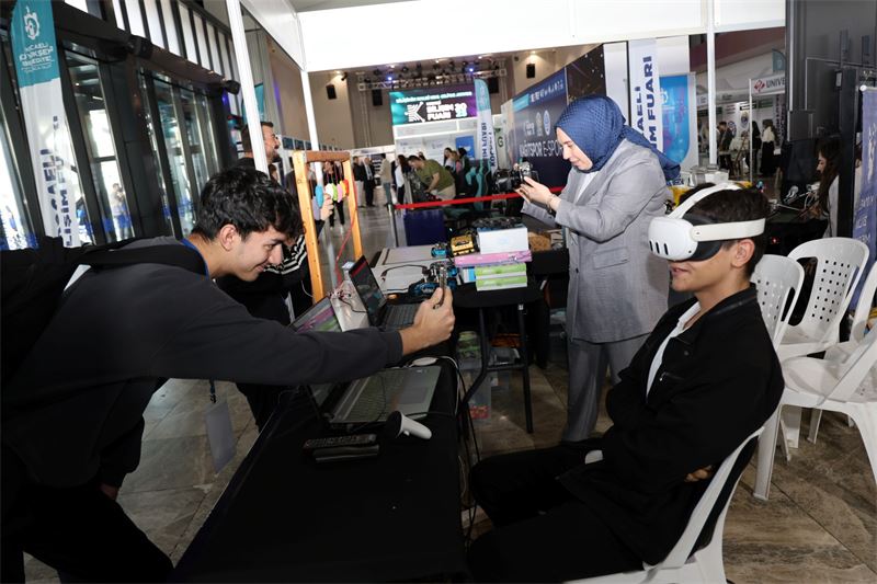 Bilişim_Fuarı_stantlarına_7'den_70'e_yoğun_ilgi___(6)_800_600