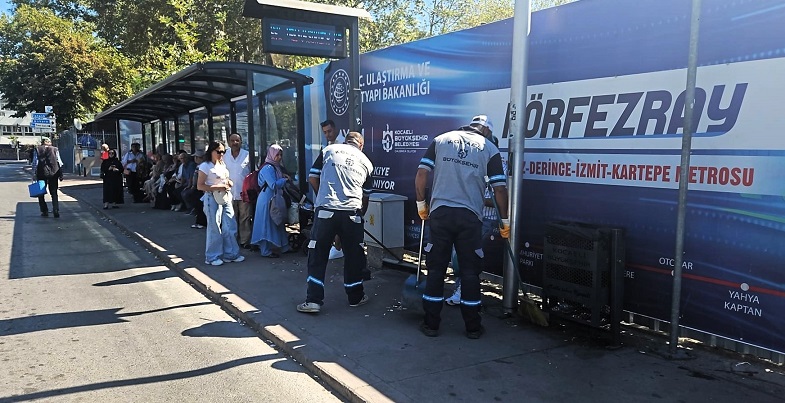 Büyükşehir'le duraklar temiz ve bakımlı (1)