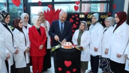 Başkan’dan 24 Kasım jesti: Büyükgöz, Kreş öğretmenlerine pasta kesti!