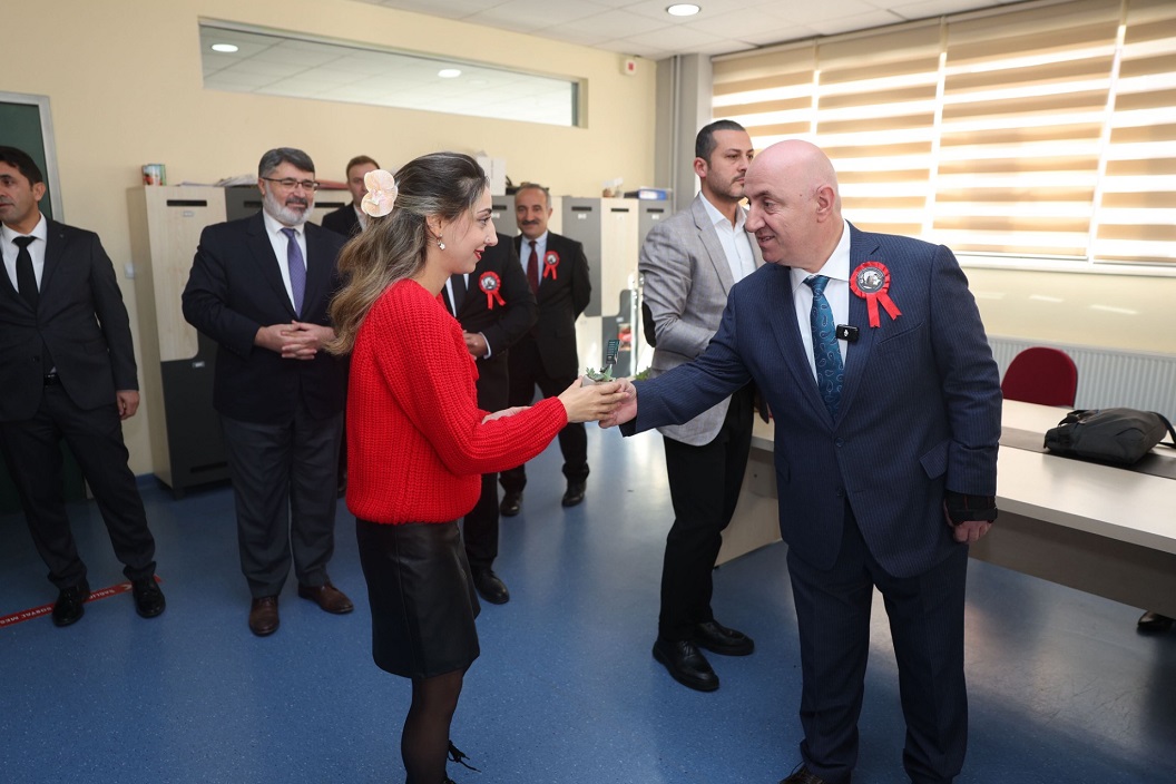 thumbnail_Başkan Bıyık’tan 4 bin öğretmene anlamlı jest (3)