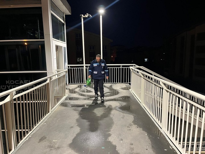 Büyükşehir'den buzlanmaya karşı yoğun mesai (2)