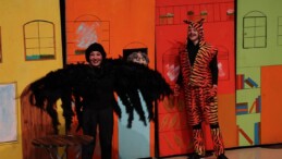 Renkli Çoraplı Kuzgun Minik Tiyatroseverlerle Buluştu