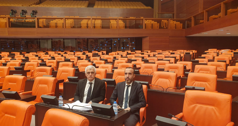 Gergerlioğlu, meclisi terk etmedi; Dilovası’nda hayatını kaybedenler için adalet nöbeti tuttu