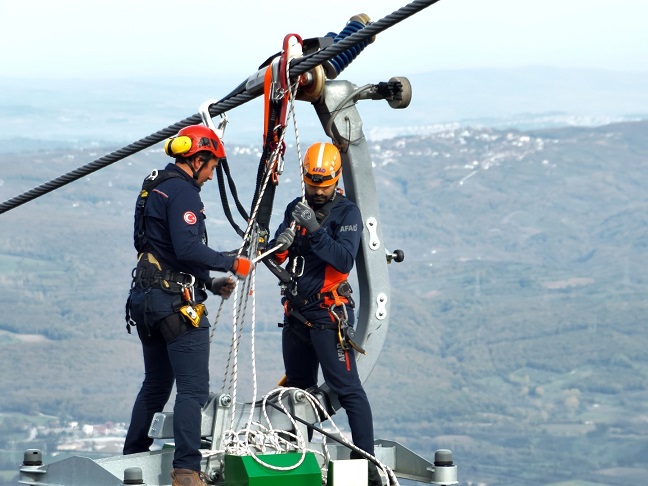 thumbnail_Kartepe Teleferik'te nefes kesen kurtarma tatbikatı (13)
