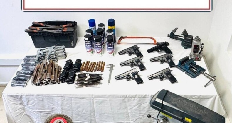 Bir şahsın aracı ve evinden çok sayıda kaçak silah ve mühimmatı ele geçirildi