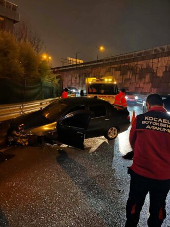 Büyükşehir A Takımı'ndan kazaya anında müdahale (5)