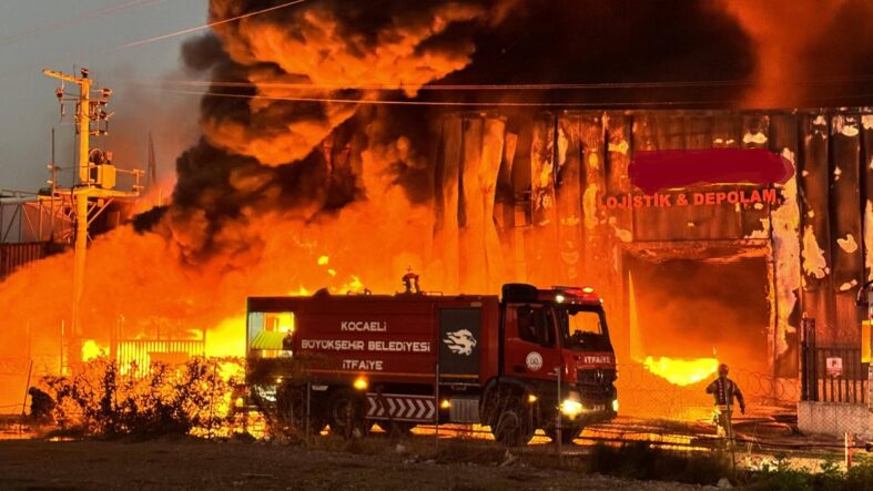 Kocaeli'de lojistik deposunda çıkan yangına müdahale ediliyor