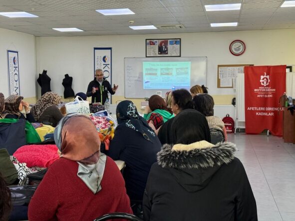 Kocaeli'de afet farkındalığı Büyükşehir ile güçleniyor (4)
