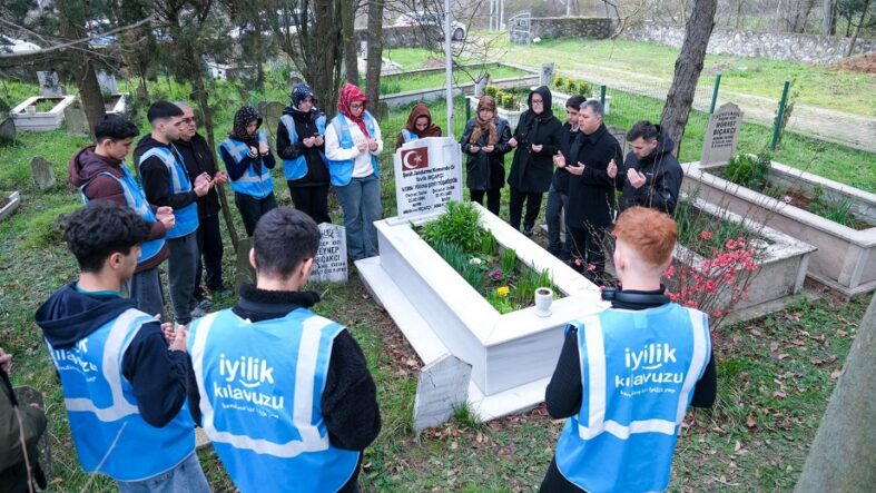 Gençler, şehitliğe giderek saygı görevini yerine getirdi (2)