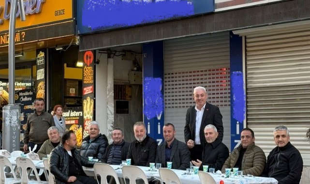 yeni-carsi-da-gelenek-bozulmadi-ahmet-malkoc-8-inci-iftar-sofrasini-kurdu-1862-webp