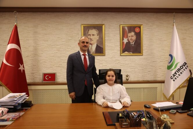 Başkan Çiftçi, koltuğunu minik başkana devretti