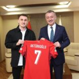 Kerem Aktürkoğlu'ndan Başkan Büyükakın'a Milli forma (1)