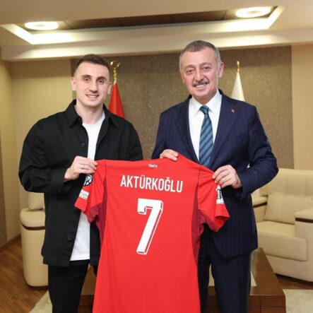 Kerem Aktürkoğlu'ndan Başkan Büyükakın'a Milli forma (1)