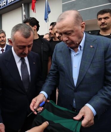 Büyükakın, müze için Cumhurbaşkanı Erdoğan’a forma imzalattı (2)