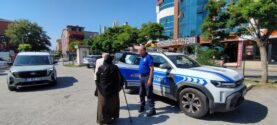 Büyükşehir Zabıtası yaşlı çifti yolda bırakmadı (2)