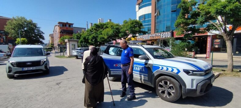 Büyükşehir Zabıtası yaşlı çifti yolda bırakmadı (2)