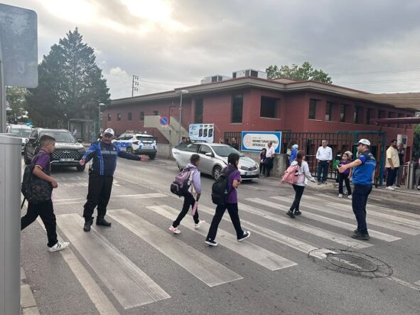 Ders zili çaldı, zabıta okul önlerinde tedbir aldı