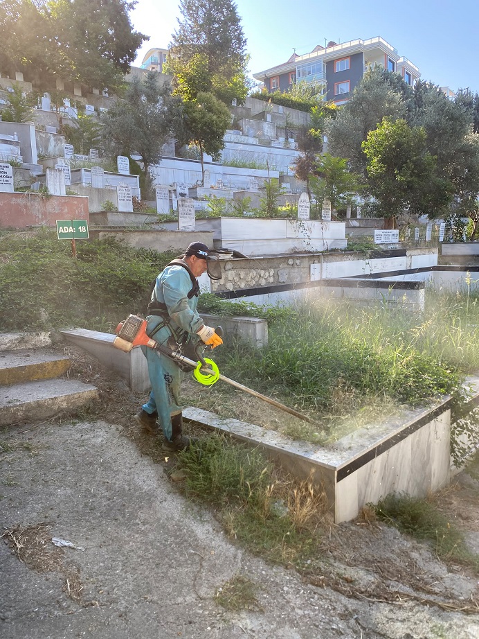 Büyükşehir’den mezarlıklara kesintisiz bakım