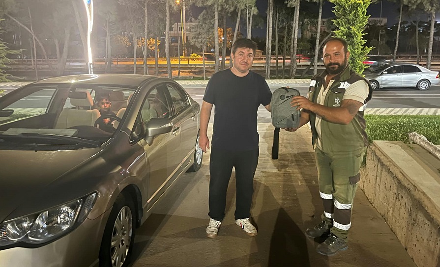 Büyükşehir personelinden örnek davranış; Bulduğu 400 bin liralık bilezikleri polise teslim etti!